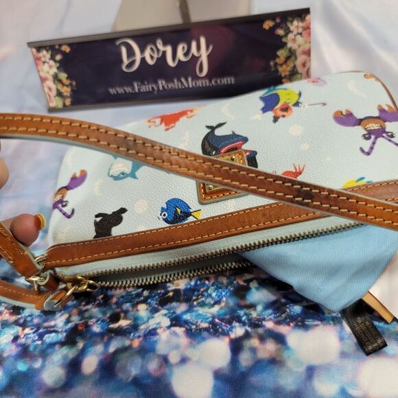 Disney Dooney & Bourke Out to Sea Wristlet / Pouch Authentic - Picture 11 of 15